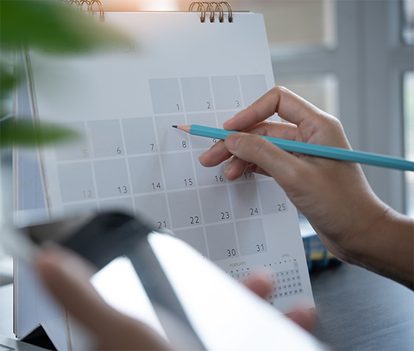 Speeldata Een vrouw die een kalender invult