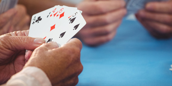 Handen die kaarten vasthouden