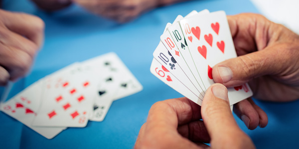 Handen die kaarten vasthouden